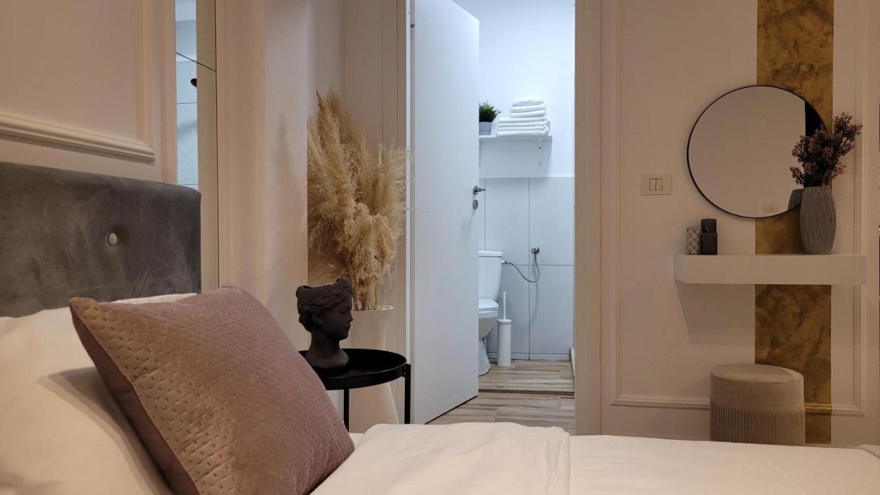 Appartamento Luxury Mansion Bucarest Esterno foto